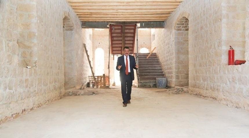 Tarihi Binanın Beton Sıvaları Kazıldık&ccedil;a Gizli Tarih G&uuml;n Y&uuml;z&uuml;ne &Ccedil;ıkıyor