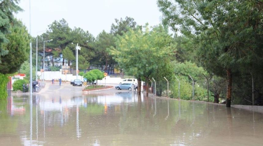 Manisa&rsquo;daki Sağanak Yağışta Bazı Cadde Ve Sokaklar Dereye D&ouml;nd&uuml;