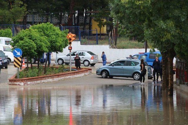 Manisa’daki Sağanak Yağışta Bazı Cadde Ve Sokaklar Dereye Döndü