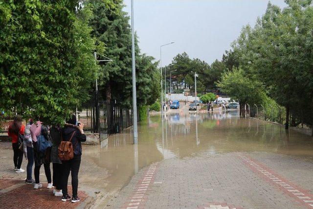 Manisa’daki Sağanak Yağışta Bazı Cadde Ve Sokaklar Dereye Döndü