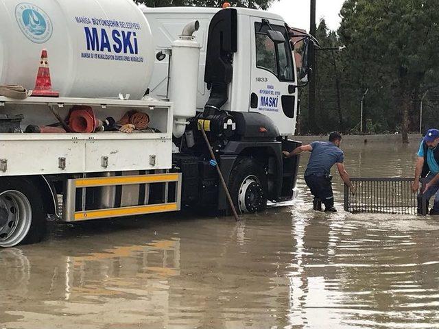 Manisa’daki Sağanak Yağışta Bazı Cadde Ve Sokaklar Dereye Döndü