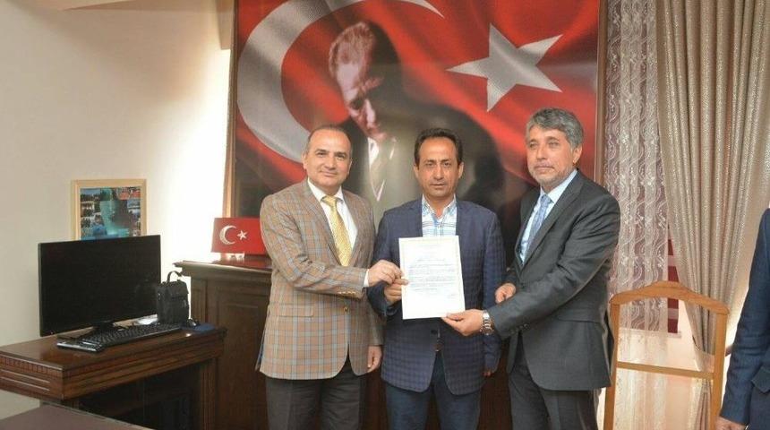 Mehmet&ccedil;iğe Arazi Aracı Desteği Veren İş Adamlarına Teşekk&uuml;r Belgesi