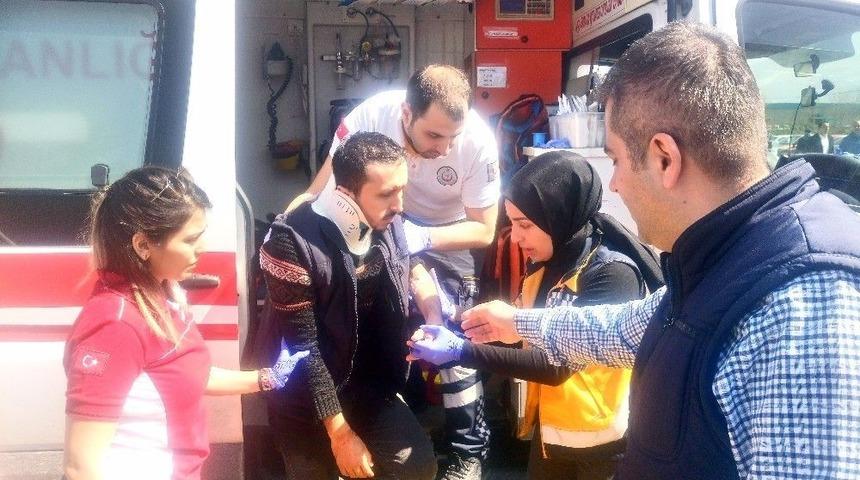 Kocaeli&rsquo;de İki Otomobil &Ccedil;arpıştı: 5 Yaralı