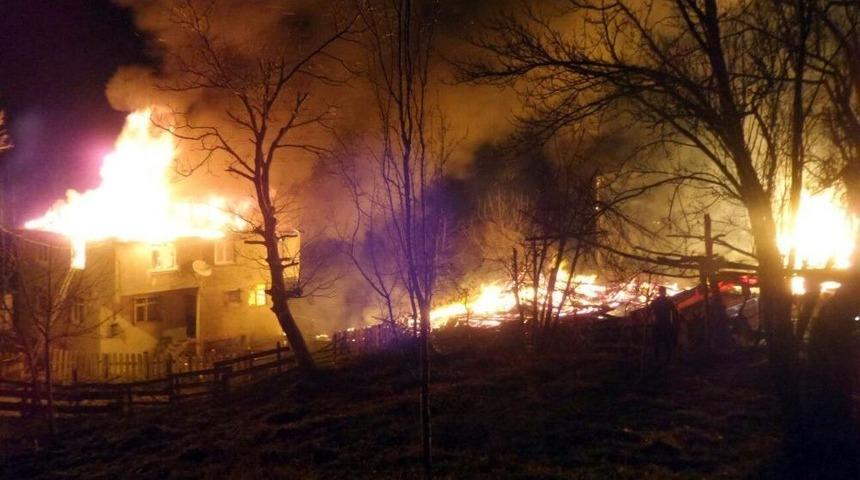 Sinop&rsquo;ta 2 Katlı Ev, Samanlık Ve Ahır Yandı