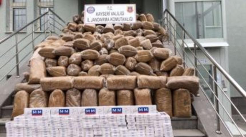 Kargo Ara&ccedil;larından 2 Ton Ka&ccedil;ak T&uuml;t&uuml;n Ele Ge&ccedil;irildi