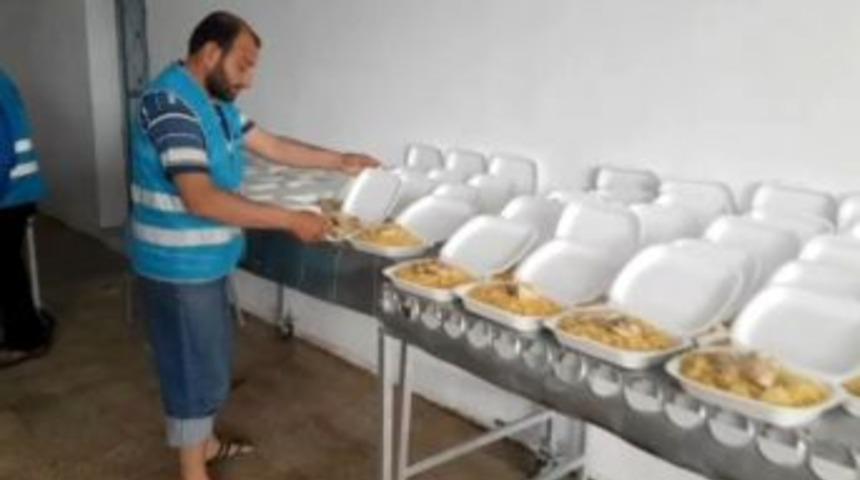 Sınır Ötesinde Kurulan Mutfakta 3 Bin Kişiye İftar Çıkarılıyor