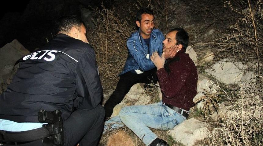 Kendisini Kurtarmaya &Ccedil;alışan Polislere Zor Anlar Yaşattı