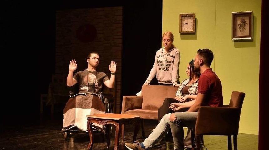 Avcılar&rsquo;da Engelliler G&uuml;n&uuml;&rsquo;ne &Ouml;zel Tiyatro Sahnelendi