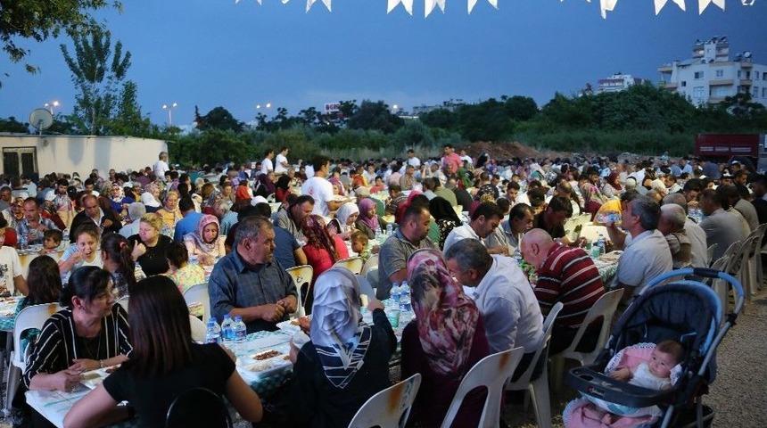Geleneksel İftar Sofrası &Ccedil;eşmeli&rsquo;de Kuruldu