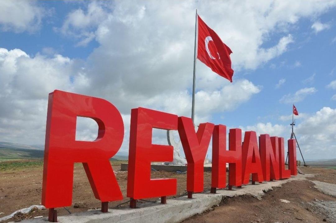 Bayrak Tepe&rsquo;ye Dev T&uuml;rk Bayrağı Ve Işıklı &rsquo;reyhanlı&rsquo; Tabelası