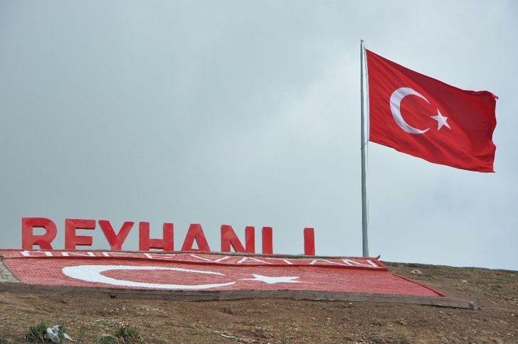 Bayrak Tepe’ye Dev Türk Bayrağı Ve Işıklı ’reyhanlı’ Tabelası G2