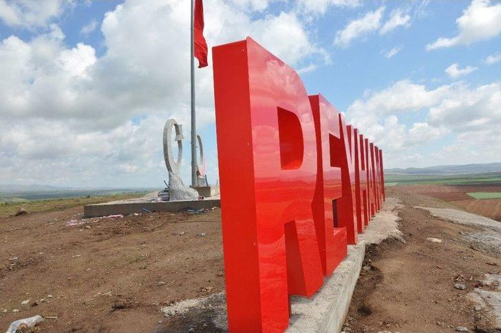 Bayrak Tepe’ye Dev Türk Bayrağı Ve Işıklı ’reyhanlı’ Tabelası G4