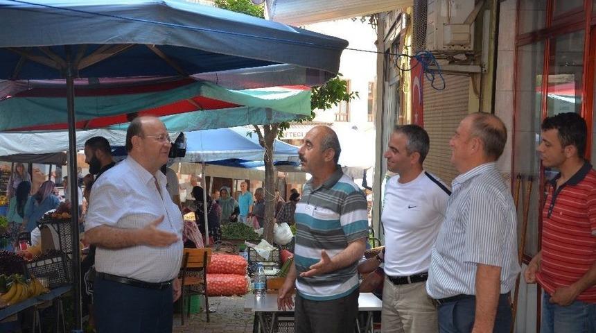 Başkan &Ouml;zakcan, Salı Pazarını Ziyaret Etti
