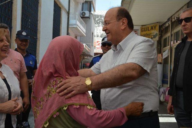 Başkan Özakcan, Salı Pazarını Ziyaret Etti