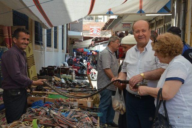 Başkan Özakcan, Salı Pazarını Ziyaret Etti