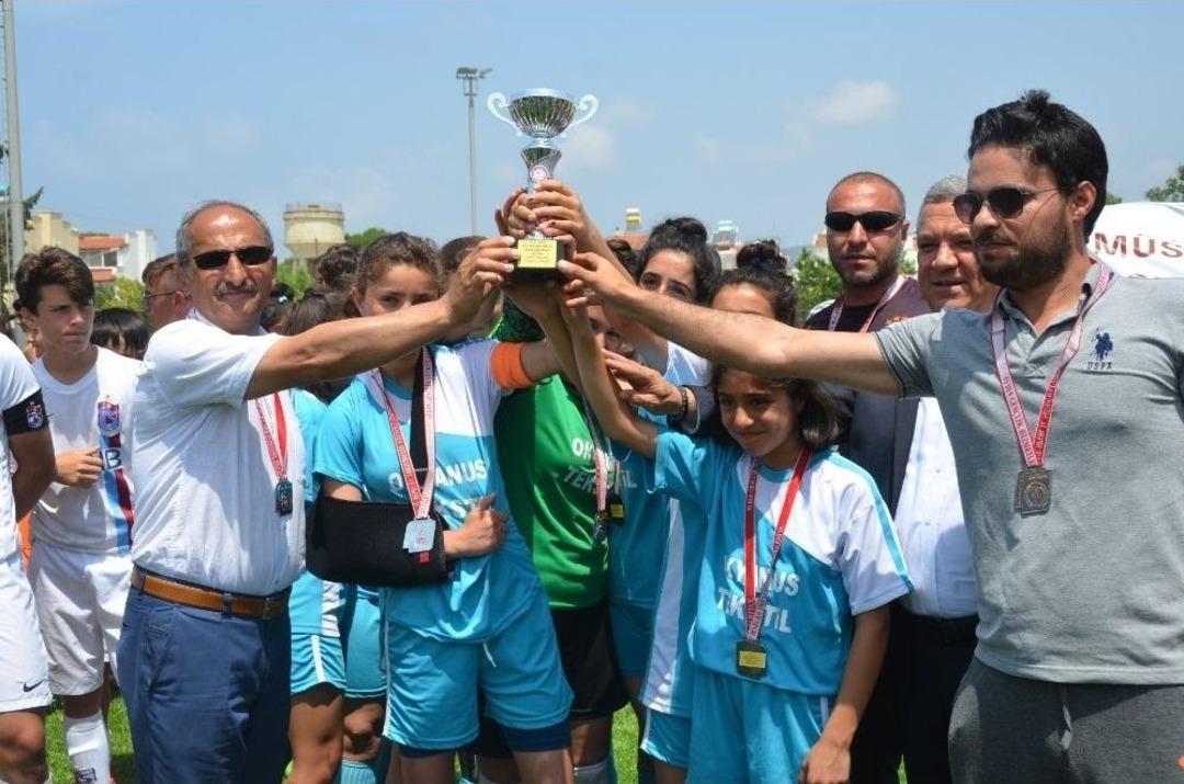 Şampiyonlar Kuşadası&rsquo;nda Kupaları Kaldırdı