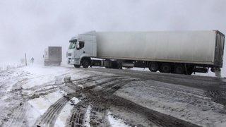 Sahara Geçidi’nde Kar Ve Tipi Nedeniyle Mahsur Kalan Tırlar Geri Döndü