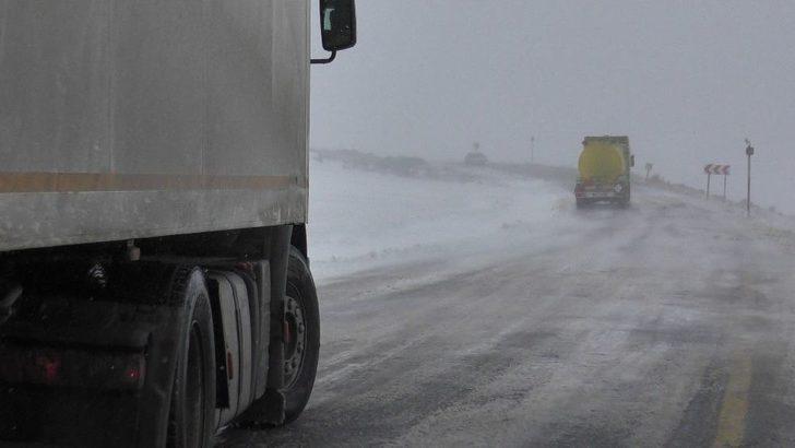Sahara Geçidi’nde Kar Ve Tipi Nedeniyle Mahsur Kalan Tırlar Geri Döndü G1