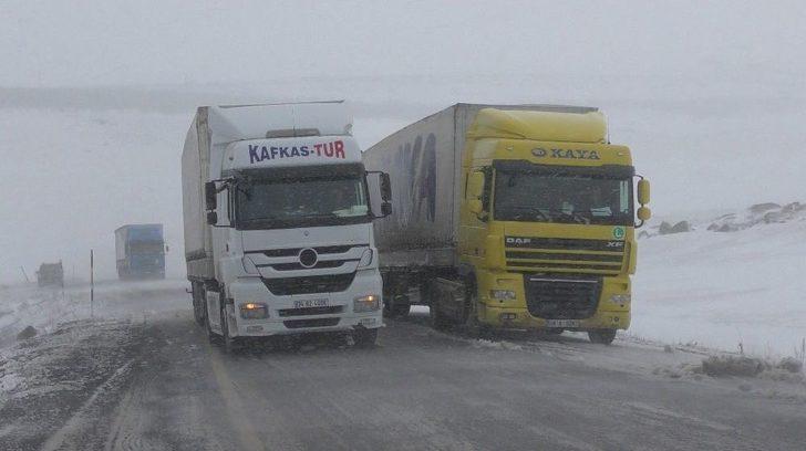 Sahara Geçidi’nde Kar Ve Tipi Nedeniyle Mahsur Kalan Tırlar Geri Döndü G2