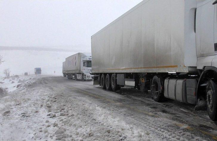 Sahara Geçidi’nde Kar Ve Tipi Nedeniyle Mahsur Kalan Tırlar Geri Döndü G3