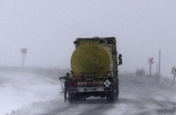 Sahara Geçidi’nde Kar Ve Tipi Nedeniyle Mahsur Kalan Tırlar Geri Döndü G4