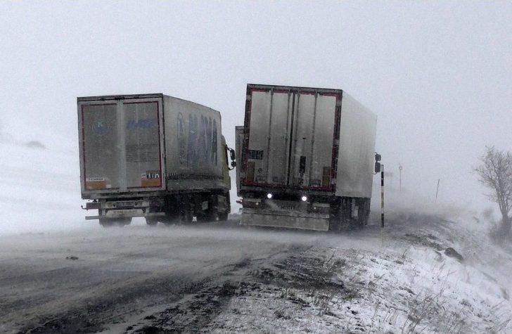Sahara Geçidi’nde Kar Ve Tipi Nedeniyle Mahsur Kalan Tırlar Geri Döndü G5