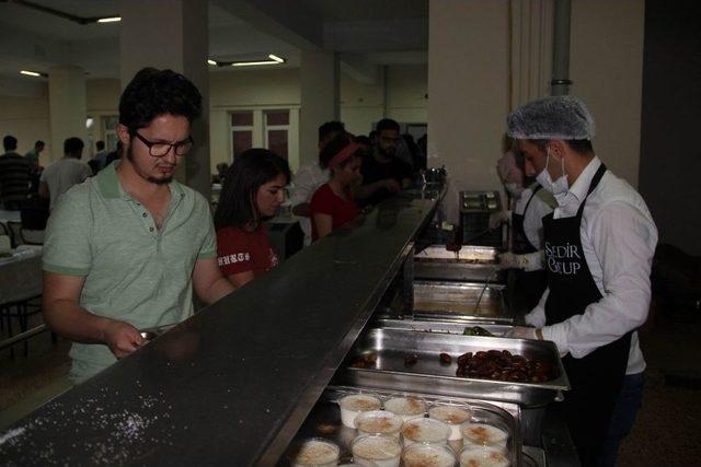 Üniversite Öğrencilerine Ücretsiz İftar Yemeği