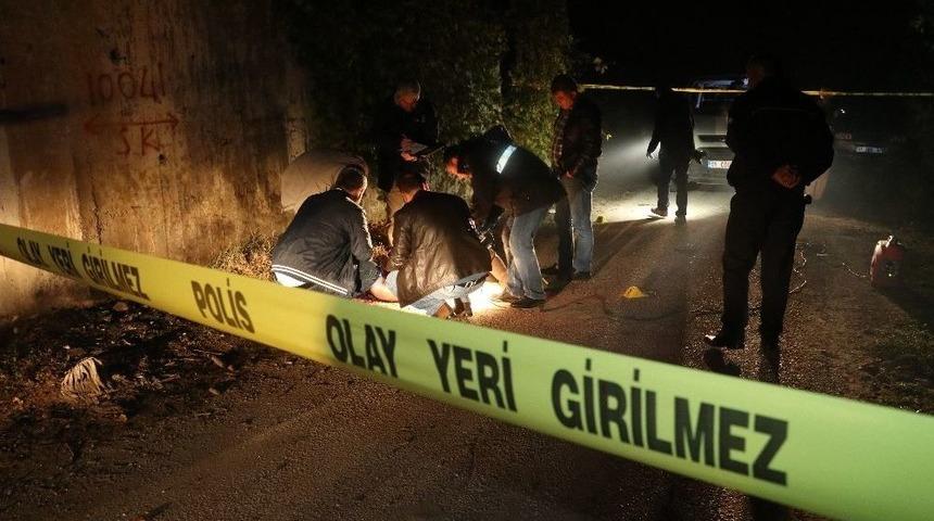 Adana&rsquo;da Bir Kişi Sokak Ortasında Kafasına Sıkılarak İnfaz Edildi