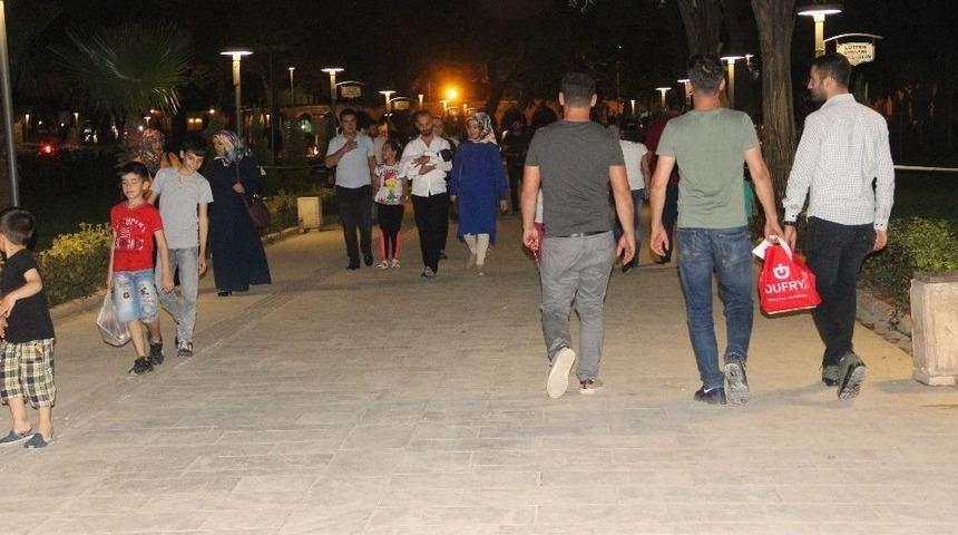 G&uuml;nd&uuml;z Sıcaktan Dışarı &Ccedil;ıkamayanlar Akşam Serinliğinde İse Tarihi Mekanlara Akın Ediyor