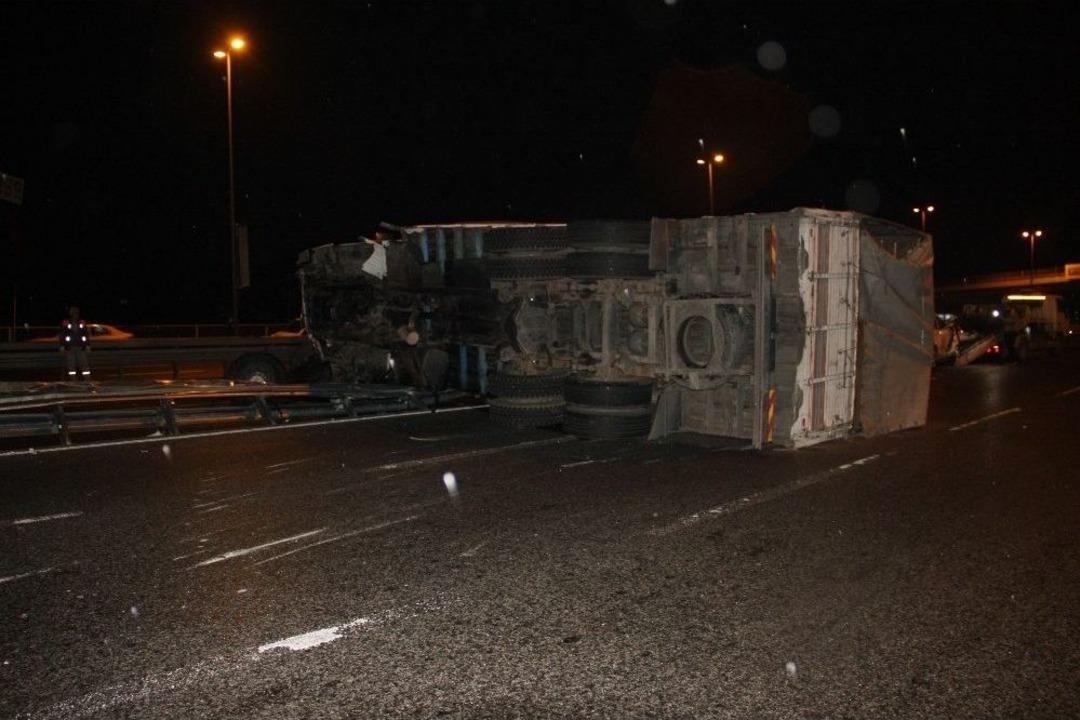 K&uuml;&ccedil;&uuml;k&ccedil;ekmece&rsquo;de Kaza: Tır Yola Devrildi