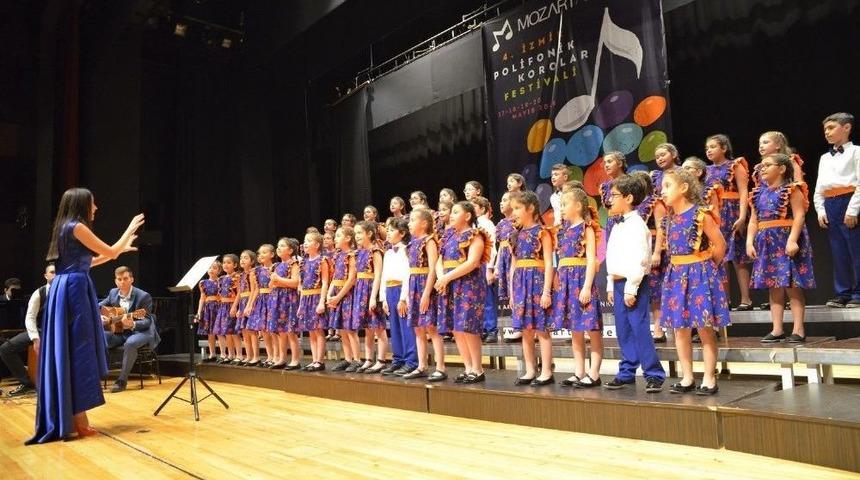 Uşaklı Minikler İzleyenleri B&uuml;y&uuml;ledi