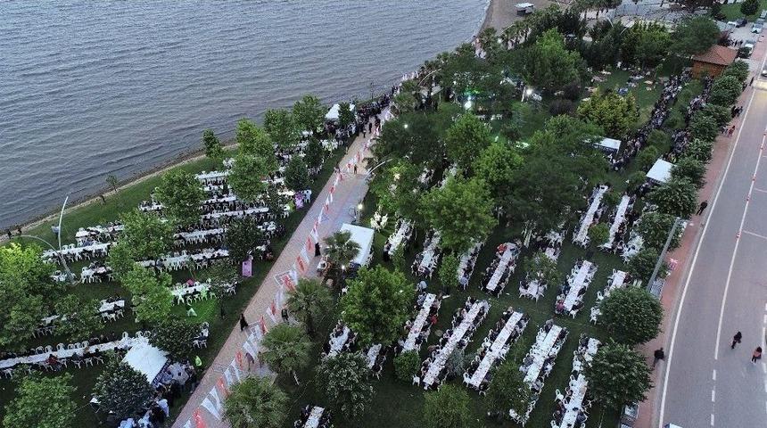 Başiskele&rsquo;de 5 Bin Kişi İftar Yemeğinde Buluştu