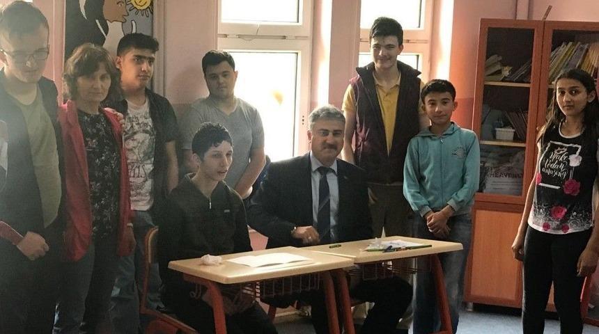 Engelli &Ouml;ğrencilerin Davetini Kırmayıp Onları Ziyaret Etti.