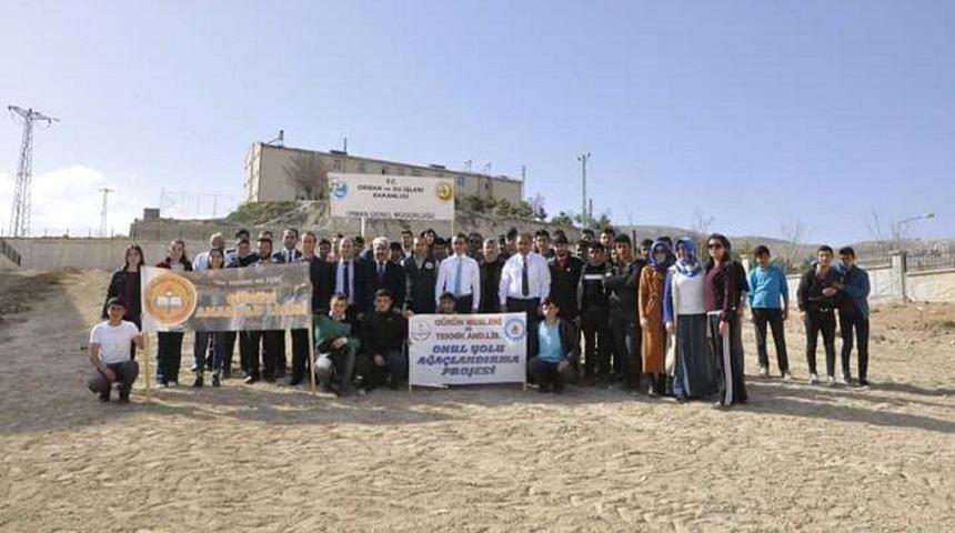 G&uuml;r&uuml;n&rsquo;de Fidanlar Toprakla Buluşturuldu