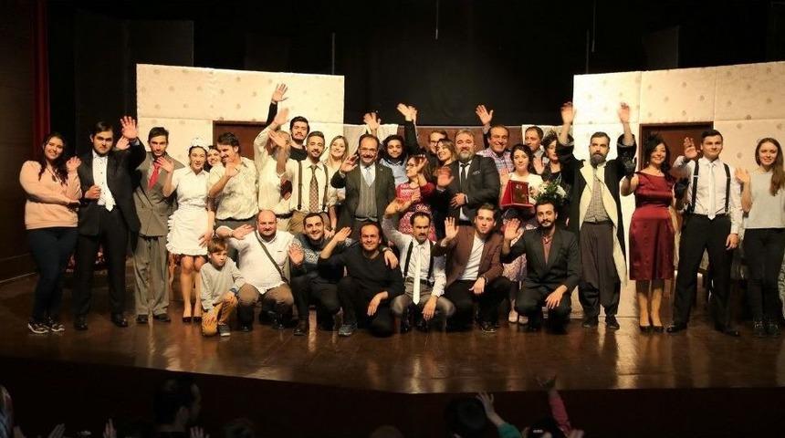 Uşak Şehir Tiyatrosu &ldquo;duyulmamış Bir Aşk İlleti&rsquo;ni Sahneledi