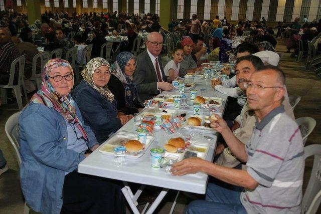 Emek’te 6 Bin Kişi İftarda Buluştu