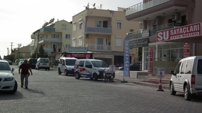 Didim Esnafı D&uuml;kkan &Ouml;n&uuml;ne Park Edilen Ara&ccedil;lara İsyan Etti