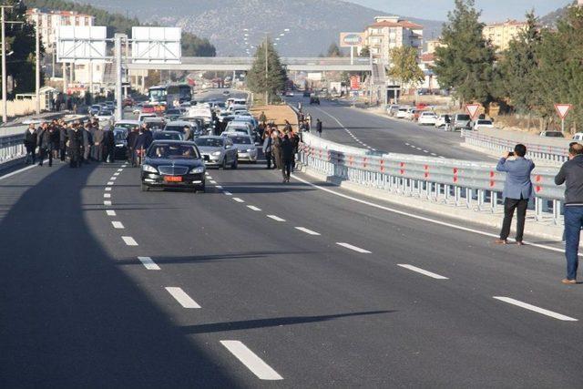 Bucak Köprülü Kavşakta İlk Araç Geçişi