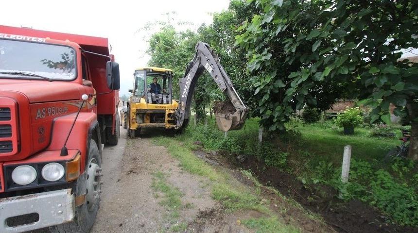 Akyazı’da Kanal Temizleme İşlemleri Hız Kazandı