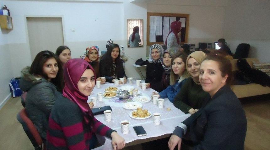 Kyk&rsquo;lı Gen&ccedil;ler Minik Kardeşlerine Bir Mont, Bir Bot Dağıttı