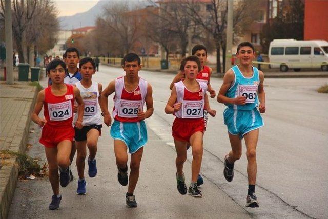 Erzincan’da Okul Sporlarında Kros Heyecanı