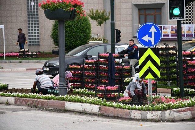 İnegöl Caddeleri Çiçek Açıyor