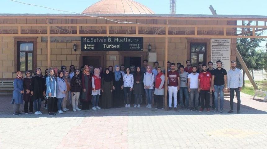 Gençler Sahabe Safvan Bin Muattal Türbesinin Çevresini Temizledi