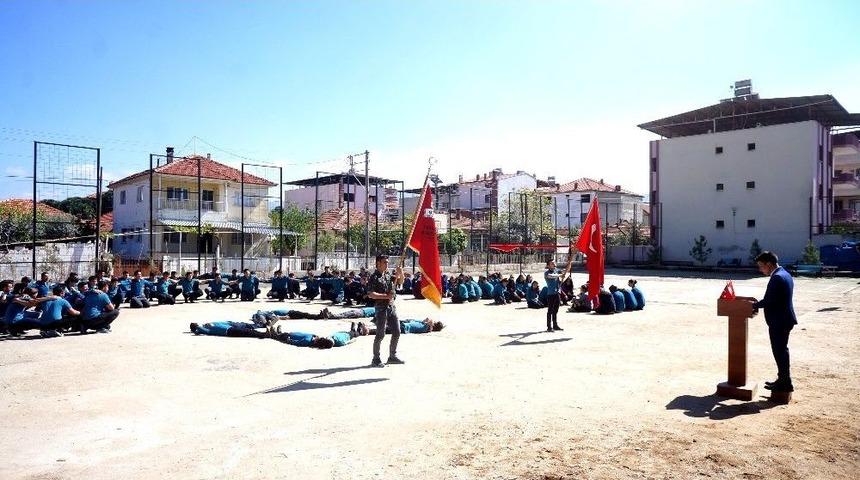 Sarıg&ouml;ll&uuml; &Ouml;ğrenciler Bedenleriyle Afrin Yazıp Bayrak Yaptı