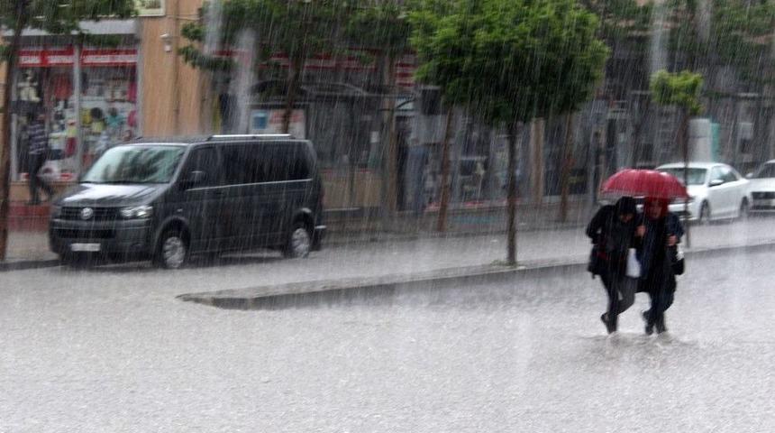 Van&rsquo;da Kuvvetli Yağış Ve Dolu Hayatı Fel&ccedil; Etti