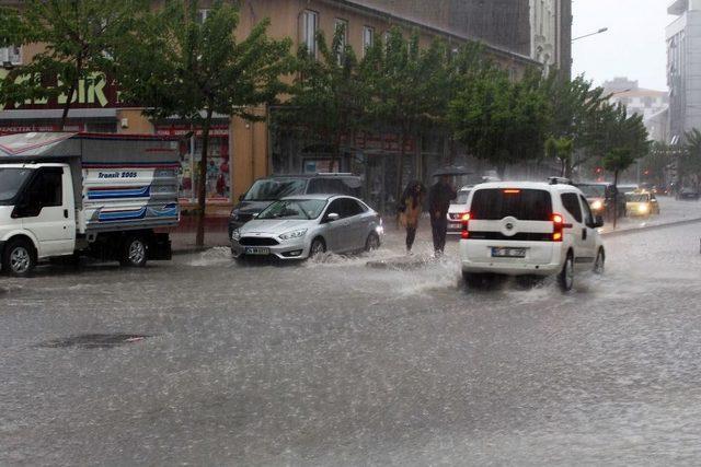 Van’da Kuvvetli Yağış Ve Dolu Hayatı Felç Etti