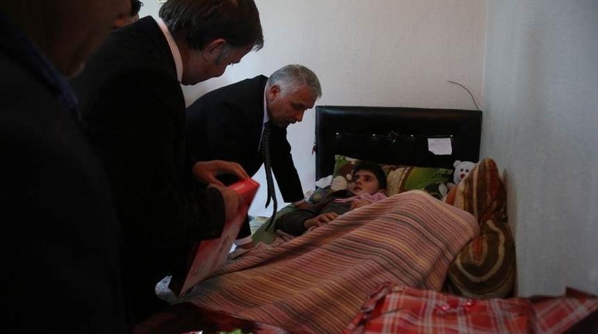 Vali Yıldırım, Fırtınada Yaralanan &Ouml;ğrenciyi Ziyaret Etti