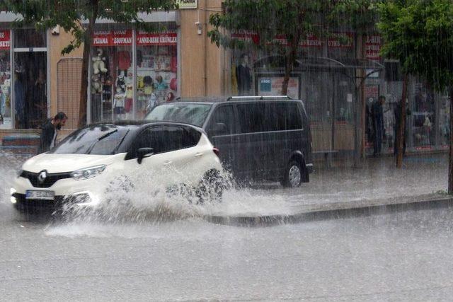 Van’da Kuvvetli Yağış Ve Dolu Hayatı Felç Etti