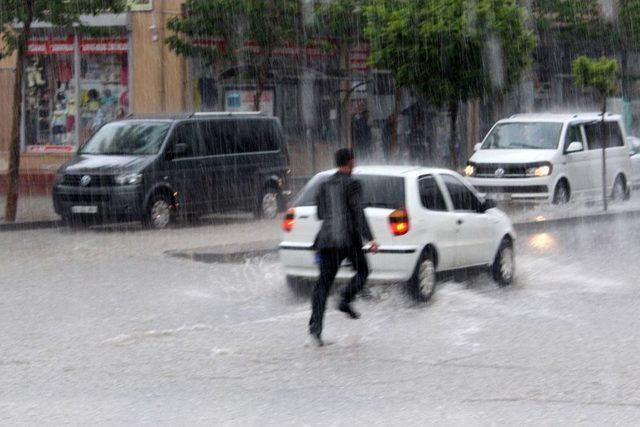 Van’da Kuvvetli Yağış Ve Dolu Hayatı Felç Etti