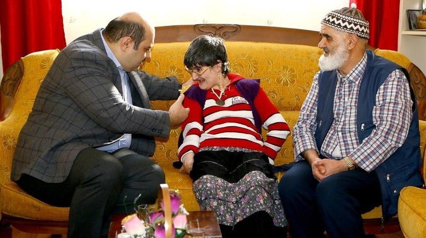 Başkan Orhan&rsquo;dan Engelliler G&uuml;n&uuml; Jesti